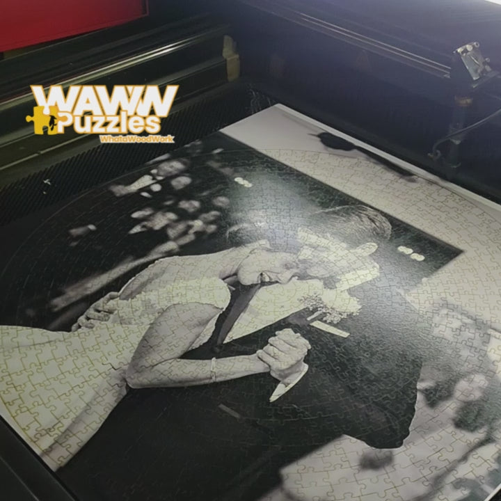 PHOTO wooden jigsaw puzzle. Artisanal laser cut puzzles delivered in handcrafted wooden boxes. Brand WAWW Puzzles